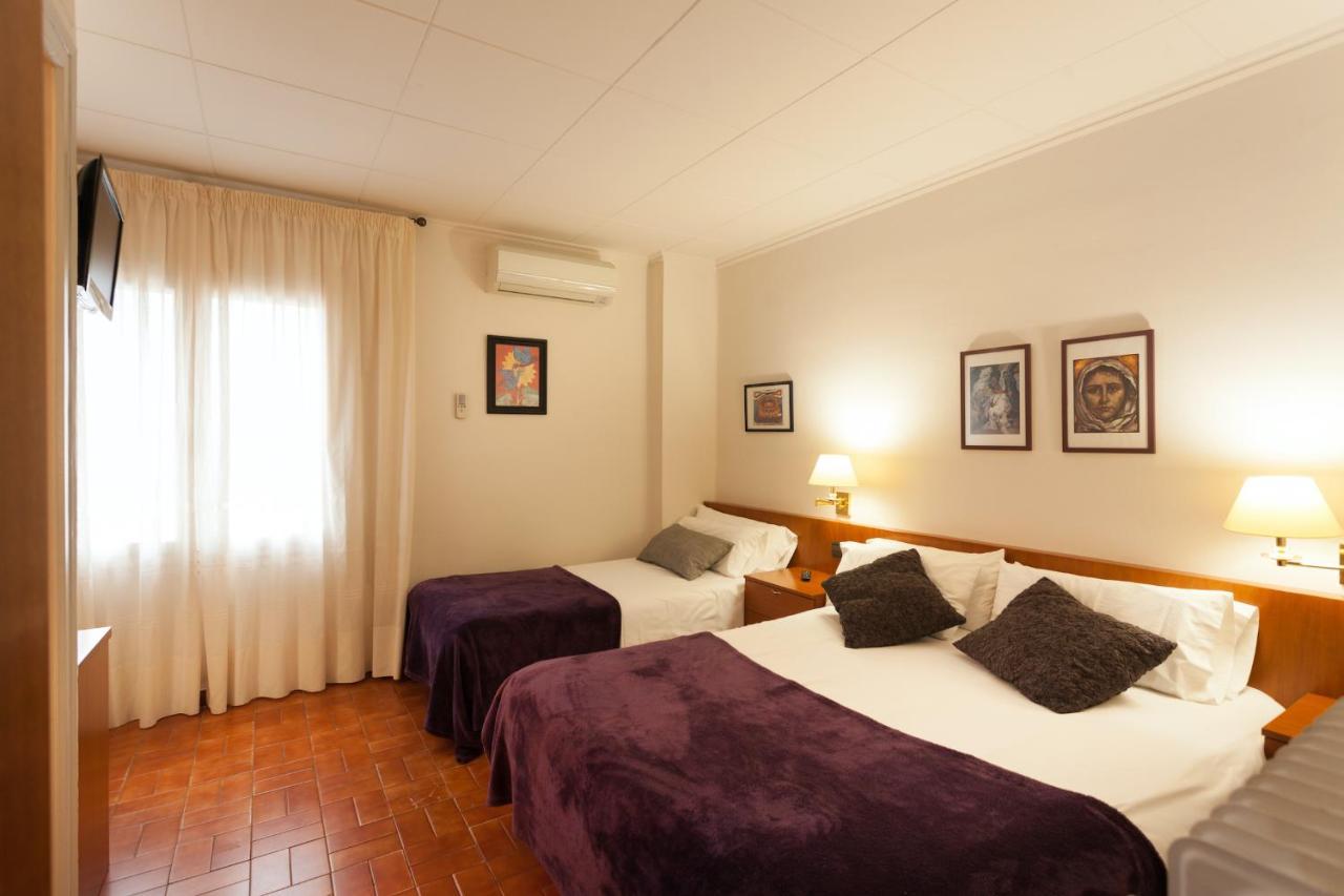Hostal Restaurant Roma Cubells Экстерьер фото