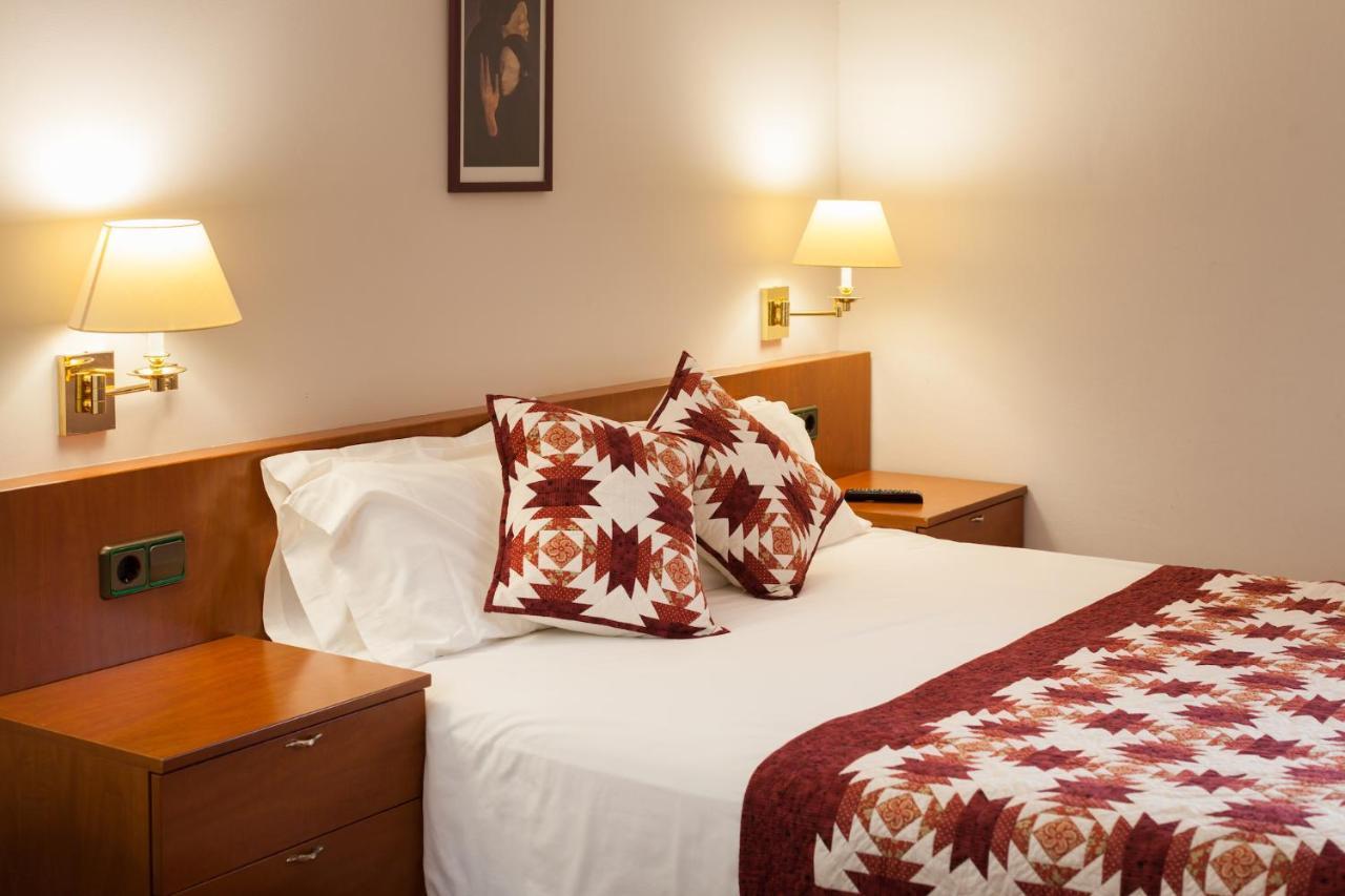 Hostal Restaurant Roma Cubells Экстерьер фото