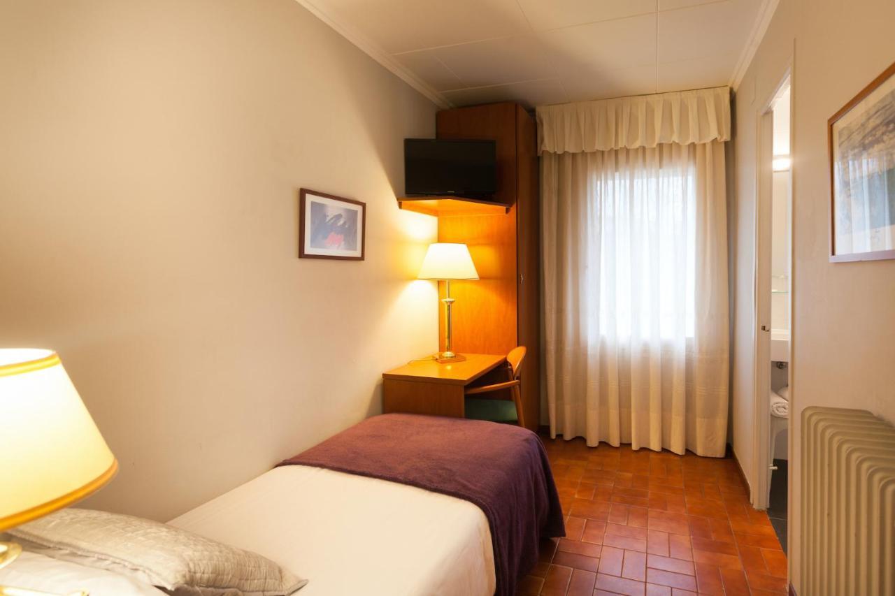 Hostal Restaurant Roma Cubells Экстерьер фото