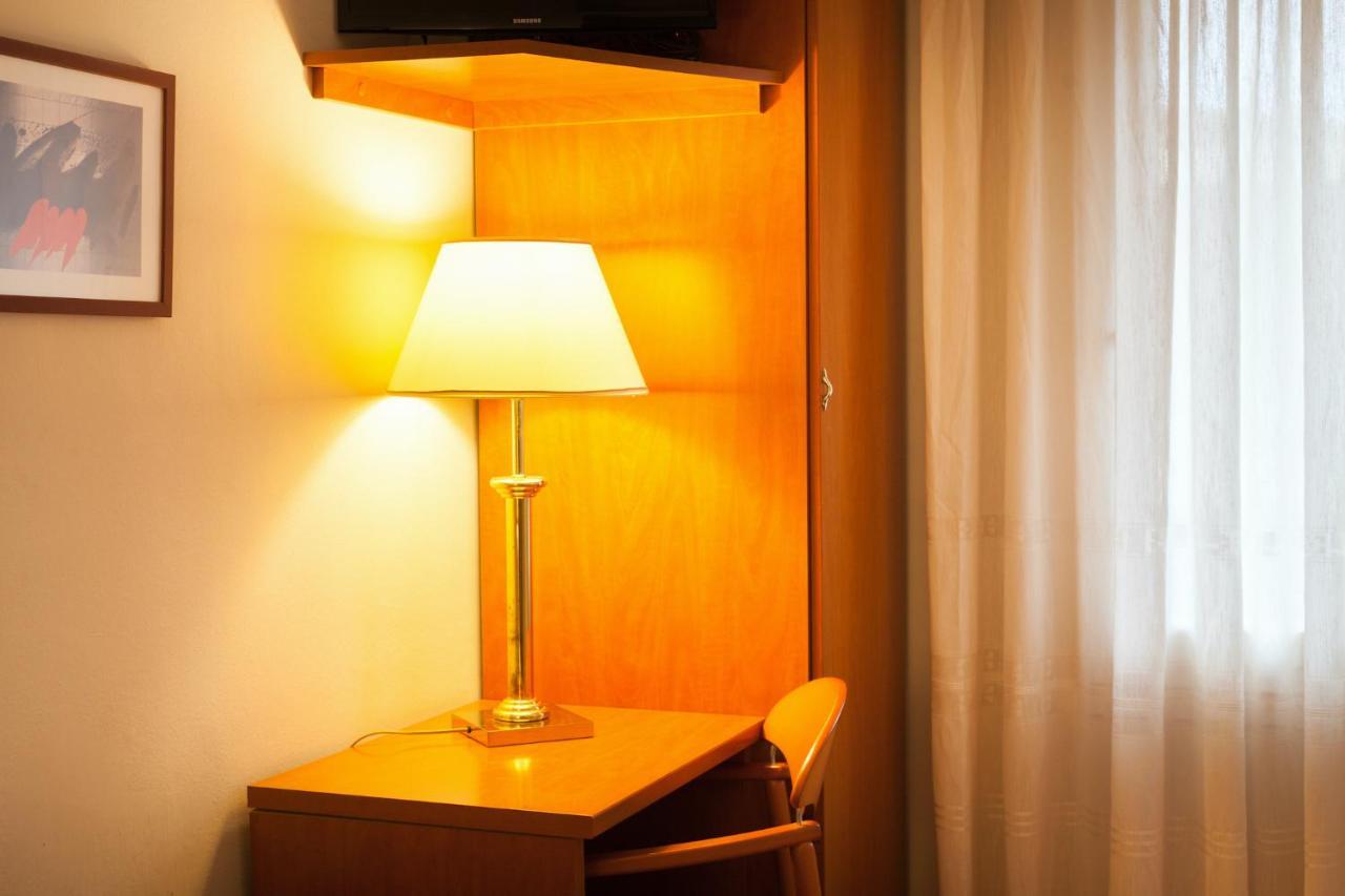 Hostal Restaurant Roma Cubells Экстерьер фото