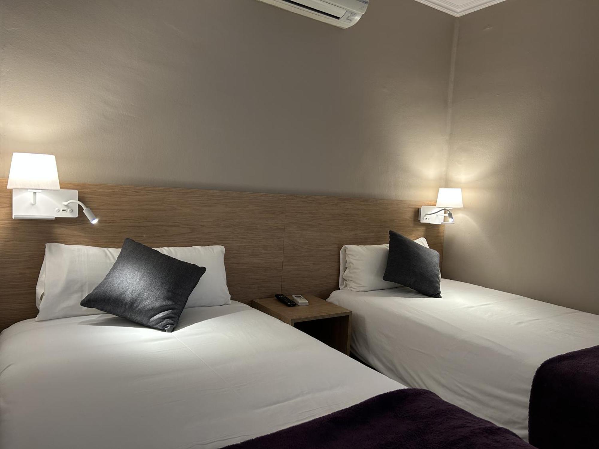 Hostal Restaurant Roma Cubells Экстерьер фото
